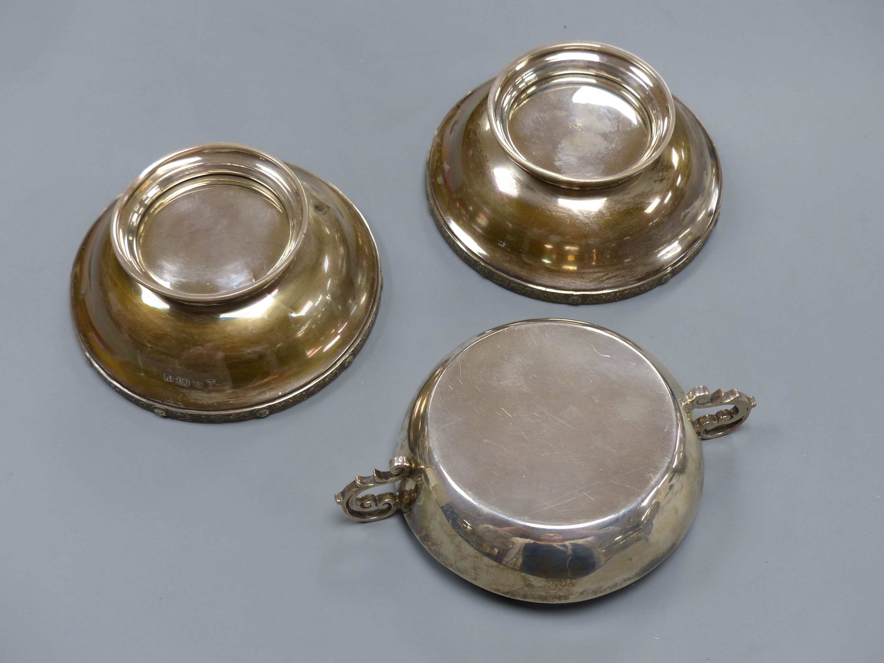 A pair of George VI silver pedestal nut dishes, Birmingham, 1939, 10.8cm and a similar two handled dish